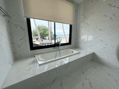 苏梅岛Pearl of Samui Resort的白色的浴室设有窗户和浴缸。