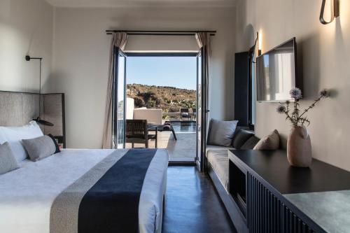 伊亚Nimbus Santorini的酒店客房设有床和客厅。