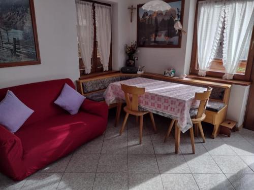 SicinaCasa in valle的客厅配有红色的沙发和桌子