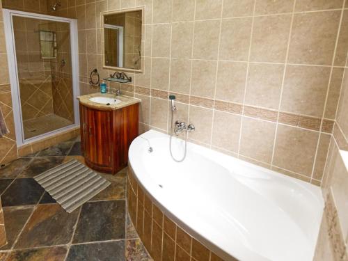 莫塞尔湾Golf & Tides的带浴缸、淋浴和盥洗盆的浴室