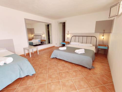 马尔萨拉Villa Talìa的一间带两张床的卧室,铺有瓷砖地板