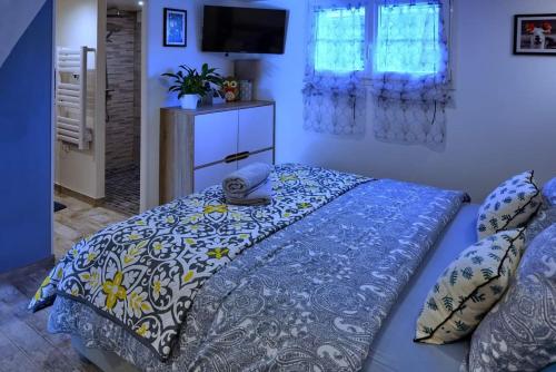沙斯讷伊迪普瓦图La Bulle Bleue futuroscope的卧室内的一张带蓝色棉被和枕头的床