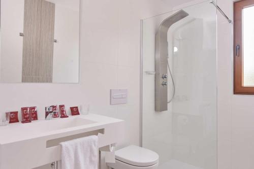 卡巴塞诺Posada Naturae的白色的浴室设有卫生间和淋浴。