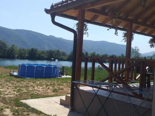 Velika RekaBiser na Drini的湖景凉亭