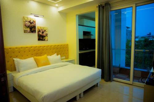 Lime Tree Luxury Studio - Service Apartment Near Artemis Hospital ,Gurgaon客房内的一张或多张床位