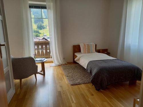 塞默灵Landhaus Semmering的一间卧室设有一张床和一个大窗户