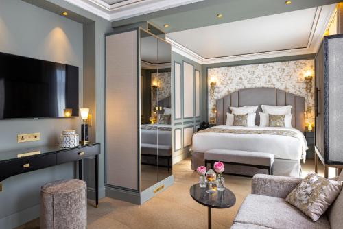 巴黎Manolita Paris的酒店客房,配有床和电视