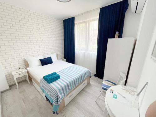 大特尔诺沃Joanna’s home的一间小卧室,配有一张床和一把椅子