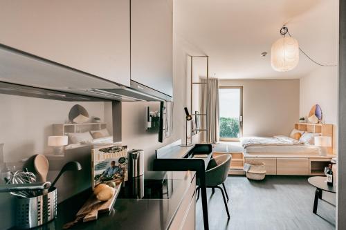 巴塞尔Ariv Apartments & Spaces - self check-in的一间带书桌的客厅和一间卧室