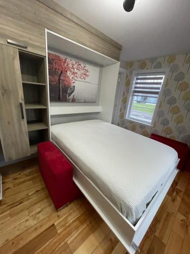 昂基Hôtel les quatre bonheurs的卧室设有一张白色大床和一扇窗户。