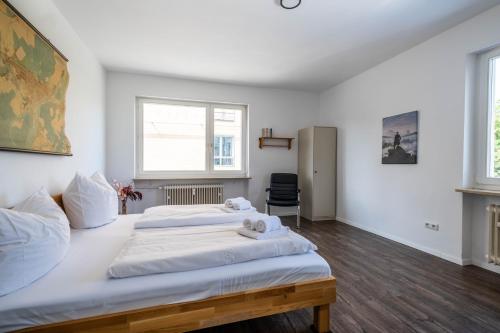 卡尔斯鲁厄Spacious Flat的一间卧室设有两张床和窗户。