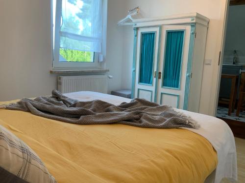 BiederitzBusiness Apartment bei Magdeburg的卧室里的一张带毯子的床
