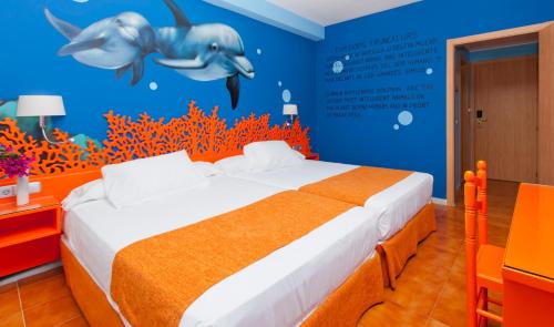 阿瓜杜尔塞Diver Aguadulce的一间卧室配有一张橙色和蓝色墙壁的床