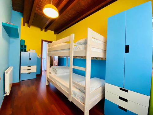 PujalCasa Forn的双层床间 - 带两张双层床和黄色墙壁