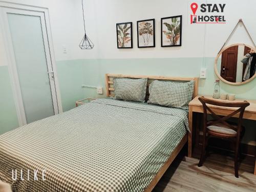 迪石STAY hostel - 300m from the ferry的一间卧室配有一张床、一张书桌和一面镜子