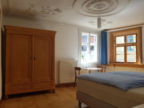 爱尔福特Ferienwohnung am Erfurter Dom的一间卧室配有床、橱柜和窗户