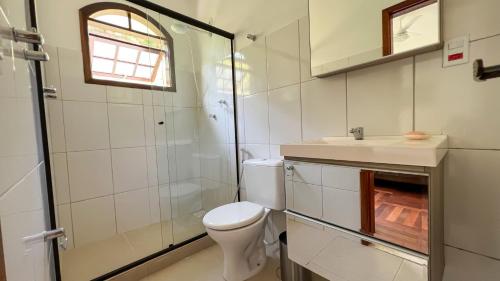 佩尼多Residencial Canto Livre Apart Hotel的浴室配有卫生间、盥洗盆和淋浴。