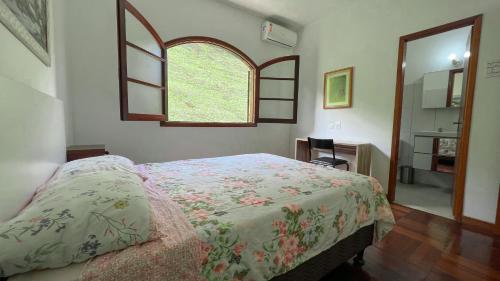 佩尼多Residencial Canto Livre Apart Hotel的一间卧室设有一张床和一个窗口