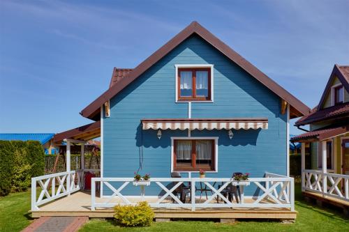 贡斯基Morska Mila的蓝色房子前面有一张桌子
