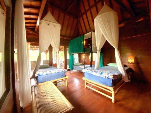 乌布Ubud Rice Field House的一间卧室,配有三张床