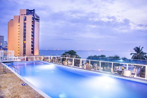 圣玛尔塔Hotel Santorini Resort的酒店游泳池享有海景