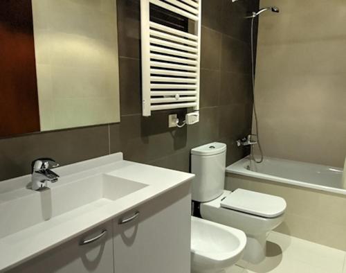 锡切斯灿内格瑞特公寓的浴室配有盥洗盆、卫生间和浴缸。