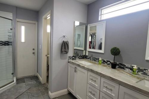 拉斯维加斯K - Fully remodeled and professionally decorated的浴室设有2个水槽和2面镜子