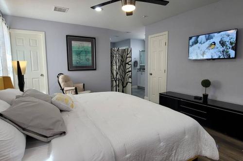 拉斯维加斯K - Fully remodeled and professionally decorated的卧室配有白色的床和平面电视。