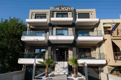 伊拉克里萨Blue Wave Luxury Suites的一座棕榈树建筑