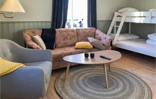 赖特维克Cozy Home In Rttvik With Kitchen的客厅配有沙发和桌子
