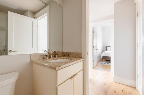 波士顿Sonder The Magnolia的一间带水槽和卫生间的浴室