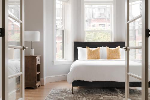 波士顿Sonder The Magnolia的一间卧室设有一张床和两个窗户。