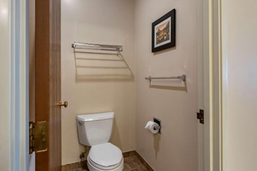 西黄石Best Western Desert Inn的一间位于客房内的白色卫生间的浴室