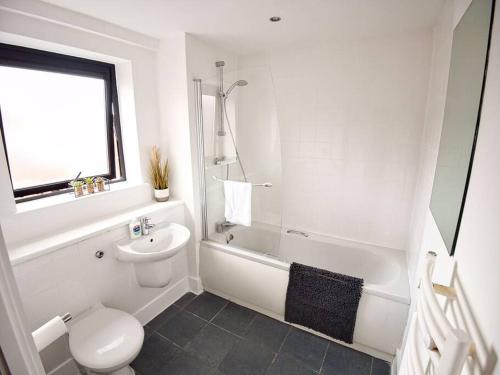 伯明翰Lovely 1 Bedroom Apartment - Bham City Centre的白色的浴室设有卫生间和水槽。
