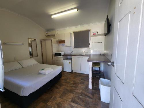 格拉夫顿格伦伍德旅游公园及汽车旅馆的小房间设有床和厨房
