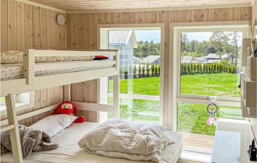 费尔维克4 Bedroom Amazing Home In Frvik的相册照片