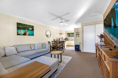 科夫斯港Park Beach Retreat的客厅配有沙发和桌子