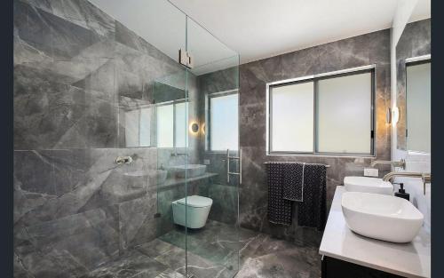 巴托湾Central Coast - Luxurious Beach House 400m to Beach的一间带水槽、卫生间和淋浴的浴室