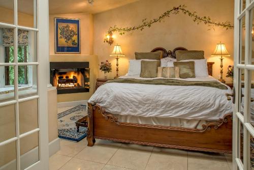 纳帕纳帕谷烛光酒店的一间卧室设有一张大床和一个壁炉