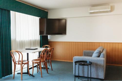 伊丘卡伊丘卡尼雷柏汽车旅馆的配有桌椅和电视的客房