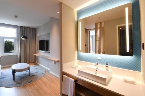 天津滨海东方智选假日酒店的一间浴室
