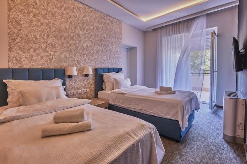 沙巴茨Cataleya的酒店客房设有两张床和窗户。