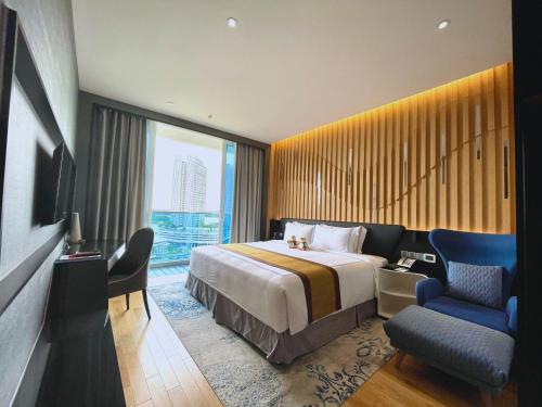 努沙再也柔佛布蒂港辉盛坊国际公寓的配有一张床和一把椅子的酒店客房