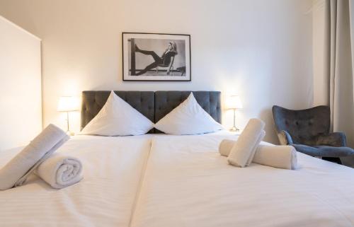 贝格海姆格海姆酒店的卧室配有一张带两把椅子的白色大床