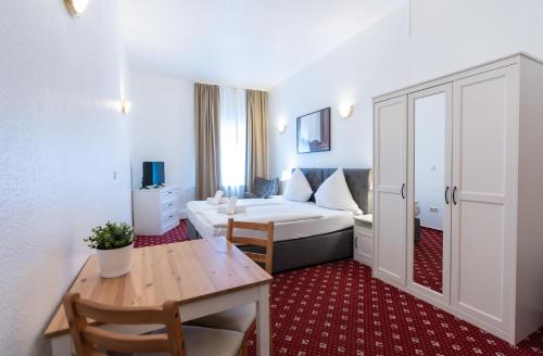 贝格海姆格海姆酒店的酒店客房配有一张床铺和一张桌子。