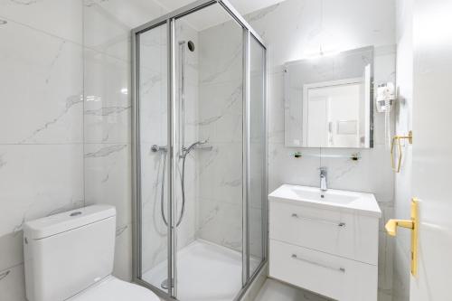 蒙特勒Modern Renaissance studio – Lakefront的带淋浴、卫生间和盥洗盆的浴室