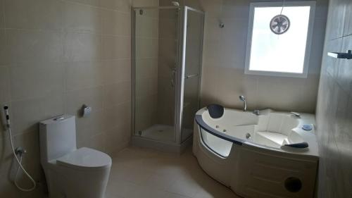 塞拉莱Luxury Garden Villas Complex的带浴缸、淋浴和卫生间的浴室