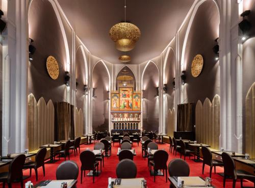 梅赫伦佩特斯赫福马丁斯酒店的教堂的用餐厅,配有桌椅