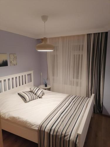 恰纳卡莱House KA Naz的卧室配有一张带两个枕头的大白色床