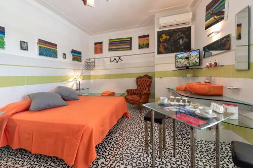 博尔加涅Casa D'Artista - Le stanze della stupidità的一间卧室配有橙色的床和桌子